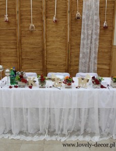 dekoracja stołu panstwa młodych w stylu rustykalnym  
